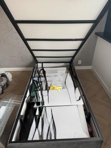 Nette boxspring beschikbaar voor biedingen