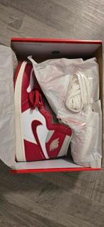 Air Jordan 1 High OG Varsity Red (Chenille), Ophalen of Verzenden, Zo goed als nieuw, Schoenen