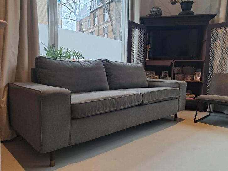 GrijzeIkea Kivik bank met custom bekleding messing pootjes, Huis en Inrichting, Banken | Bankstellen, Gebruikt, Rechte bank, Tweepersoons