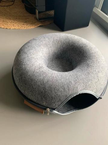 Katten tunnel-donut vilt beschikbaar voor biedingen