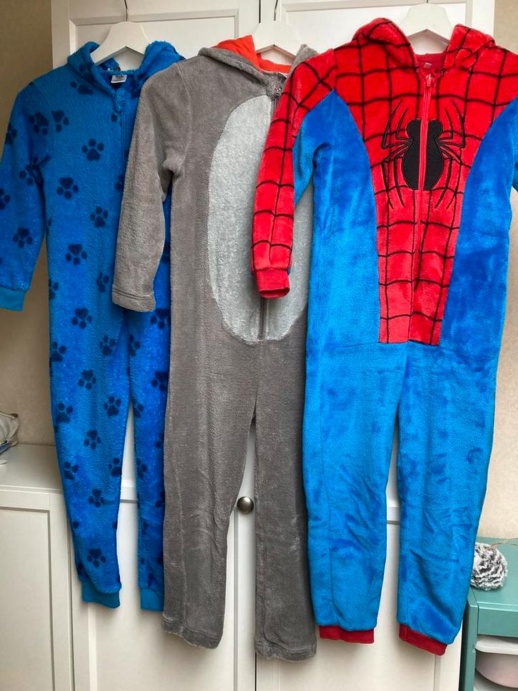 Pakket 3x warme onesies Spiderman Paw Patrol 122/128 ZGAN, Kinderen en Baby's, Kinderkleding | Maat 122, Zo goed als nieuw, Jongen