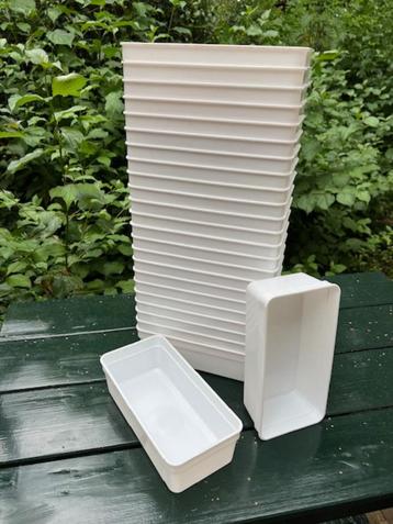 124 stuks plastic bakjes (klein, groot) zonder dekseltjes beschikbaar voor biedingen