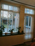 2 horizontale jaloezieën,wit kunststof houtlook, nieuwstaat!, Huis en Inrichting, Stoffering | Gordijnen en Lamellen, Ophalen