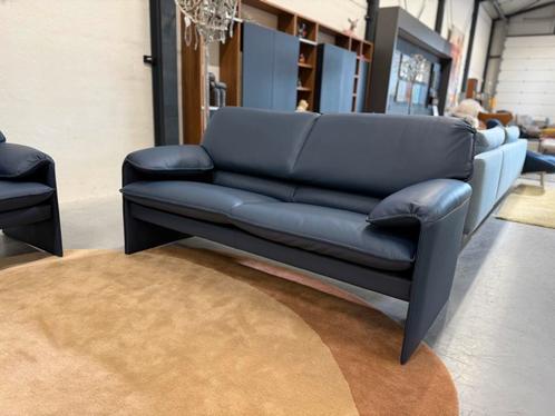 Nieuw Leolux Bora Beta Bank 2,5 zits leer Fauteuil blauw, Huis en Inrichting, Banken | Bankstellen, Nieuw, Rechte bank, Tweepersoons
