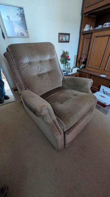 Heerlijke relaxt fauteuil velours stof bruin taupe beschikbaar voor biedingen