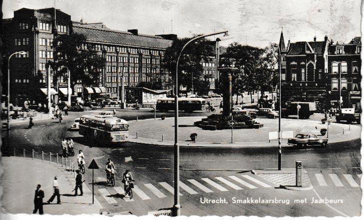 UTRECHT - SMAKKELAARSBRUG met JAARBEURS, Verzamelen, Ansichtkaarten | Nederland, Gelopen, Utrecht, 1940 tot 1960, Ophalen of Verzenden