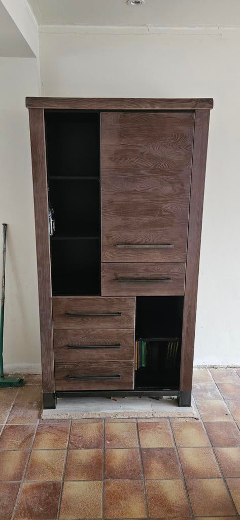 Mooie massief houten kast met metalen onderstel, Ophalen