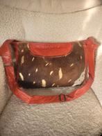 Rode leren tas met koeienhuid., Sieraden, Tassen en Uiterlijk, Tassen | Damestassen, Ophalen of Verzenden, Rood, Schoudertasje