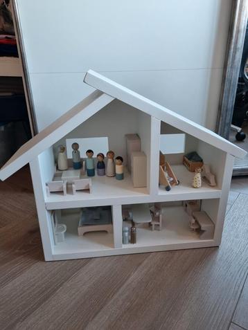 Houten Poppenhuis met Accessoires en Poppetjes beschikbaar voor biedingen