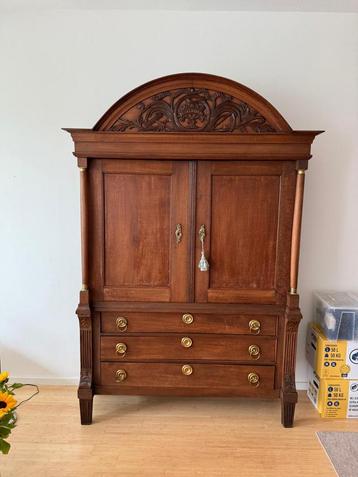 an antique small Dutch Drents oak cabinet beschikbaar voor biedingen