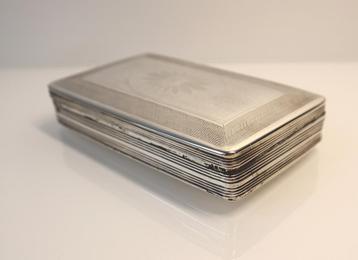 Antieke zilveren tabaksdoos met guilloche decor, 1841  beschikbaar voor biedingen
