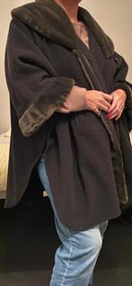 Mooie ruimvallende mantel/cape van wol en cashmere mt 44-46, Ophalen of Verzenden, Zo goed als nieuw, Maat 42/44 (L), Bruin