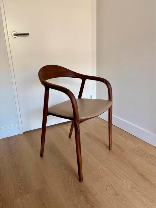 Artisan Neva Europees Walnoot en Zenith leer (zand) als set, Huis en Inrichting, Stoelen, Zo goed als nieuw, Leer, Bruin, Ophalen of Verzenden