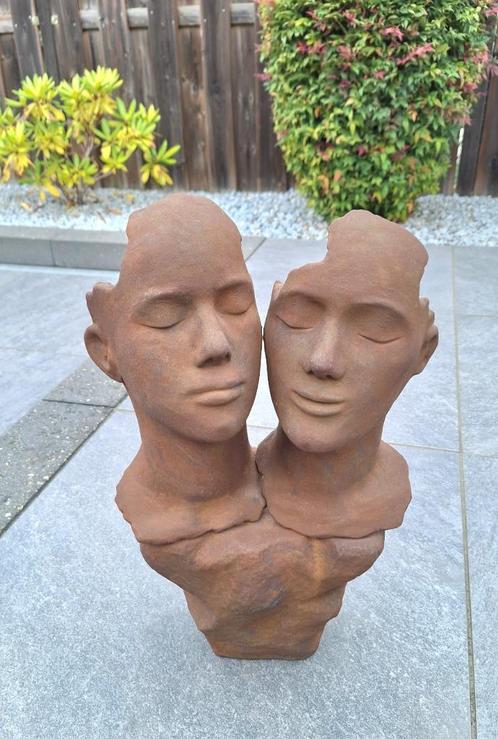 Twee gietijzeren hoofden op terracotta sokkel, Tuin en Terras, Tuinvazen, Gebruikt, Ophalen