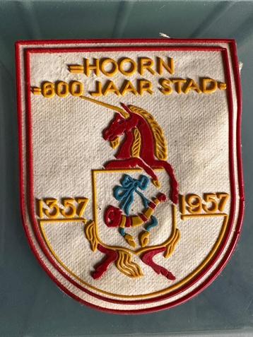 Hoorn badge met relief jubileum 1957 600 jaar jubileum 1357 beschikbaar voor biedingen