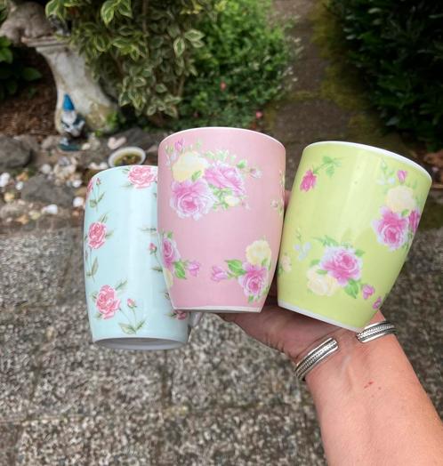 Mooi Romantische KOFFIEBEKERS + Mok afbeelding roosjes 🌸, Huis en Inrichting, Keuken | Servies, Zo goed als nieuw, Kop(pen) en/of Schotel(s)