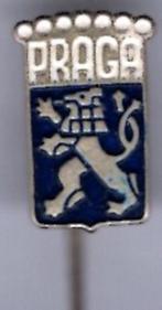 PRAGA blauw op zilverkleurig auto speldje ( C_163a ), Verzamelen, Speldjes, Pins en Buttons, Verzenden, Zo goed als nieuw, Transport