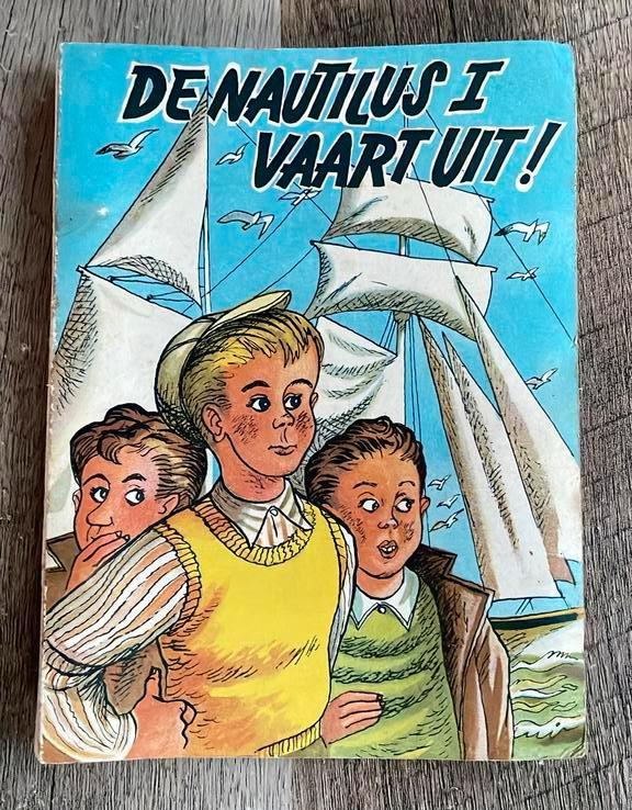 Oud platenboek De Nautilus I vaart uit jaren’50, Ophalen of Verzenden, Gelezen
