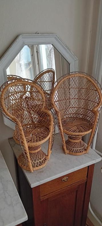 Vintage rotan poppenstoel beschikbaar voor biedingen