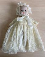 Vintage Baby Popje Pop Doopjurk met Muts 22 cm, Verzamelen, Poppen, Ophalen of Verzenden, Gebruikt, Pop