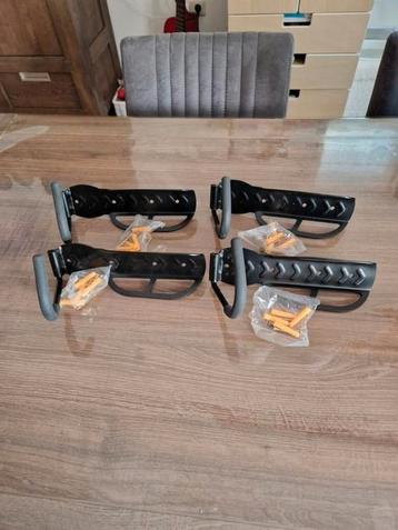 Muurbeugels 2 paar om fietsen op de hangen. beschikbaar voor biedingen