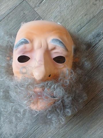 Opa masker met baard beschikbaar voor biedingen