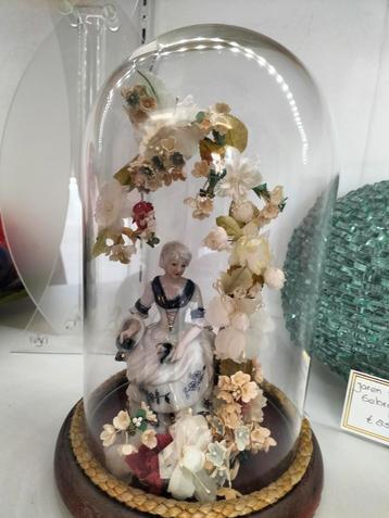 Brocante Stolp met Porseleinen Beeldje beschikbaar voor biedingen