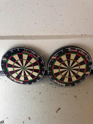 Twee dartborden en 1 ring beschikbaar voor biedingen
