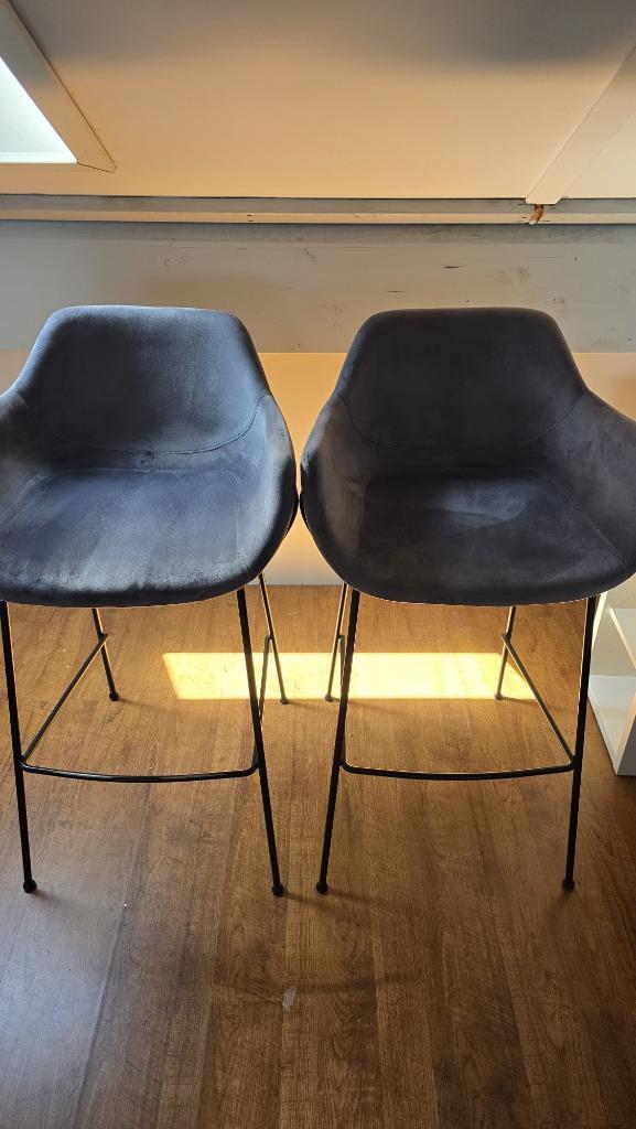 Set van twee grijze suède barkrukken, Huis en Inrichting, Barkrukken, Zo goed als nieuw, 60 tot 90 cm, Metaal, 2 krukken, Met voetsteun