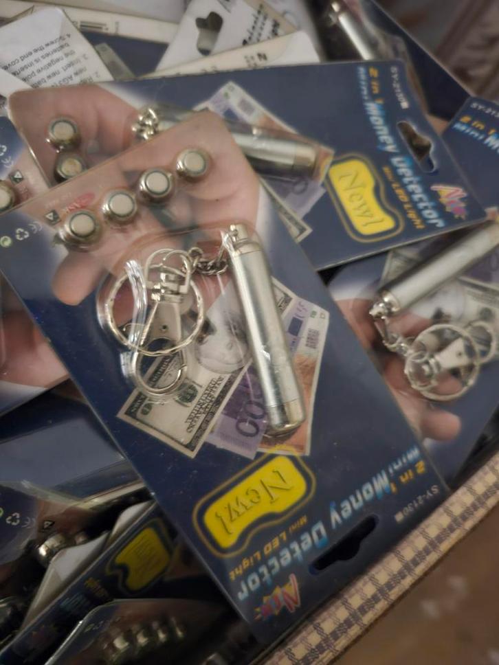 Mini LED Zaklamp met Valdetector Sleutelhanger, Diversen, Rommelmarktspullen, Ophalen of Verzenden