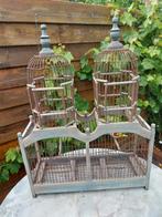 Oude houten vogelkooi met houten zangvogel, Ophalen