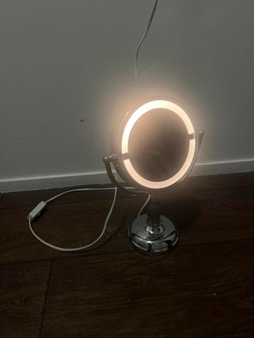 Vergrootspiegel met verlichting op stroom beschikbaar voor biedingen