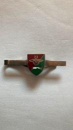 KNIL 23e AAT Aan en Afvoer Troepen dasspeld, Verzamelen, Ophalen of Verzenden, Landmacht, Nederland, Embleem of Badge