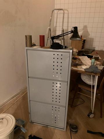 Grijze schoenenkast beschikbaar voor biedingen