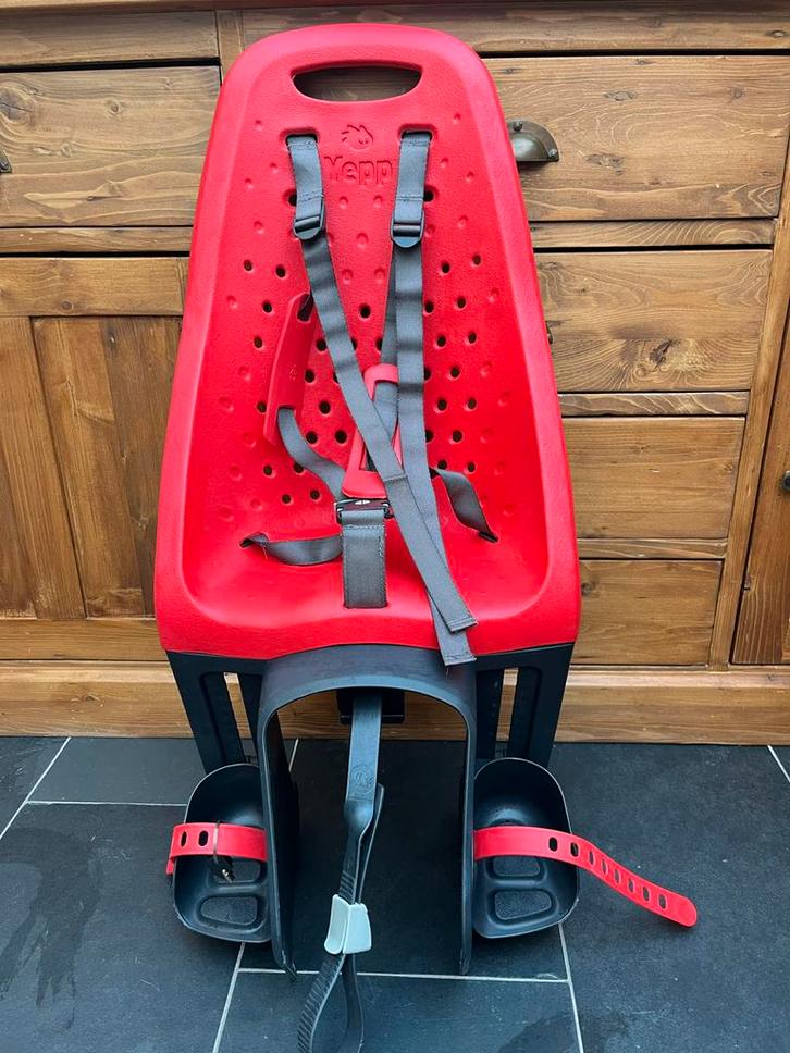 Vrolijk Thule Yepp Maxi Achterzitje met adapter, Fietsen en Brommers, Fietsaccessoires | Fietsstoeltjes, Zo goed als nieuw, Achterzitje