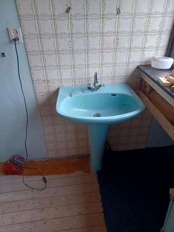 Retro wastafel beschikbaar voor biedingen