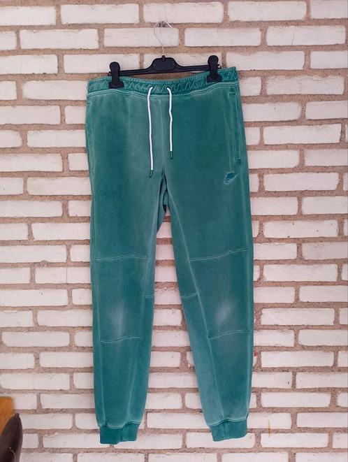 Nike Heritage Essentials Joggingbroek - Maat S - Groen, Kleding | Dames, Broeken en Pantalons, Zo goed als nieuw, Groen, Ophalen of Verzenden