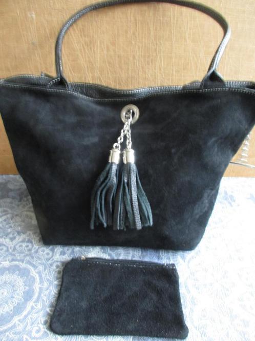 zgan leren ( suede) zwarte tas met hangers er aan, Sieraden, Tassen en Uiterlijk, Tassen | Damestassen, Zo goed als nieuw, Handtas