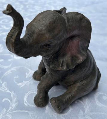 Baby Afrikaanse olifant standbeeld 'Out Of Africa' beschikbaar voor biedingen
