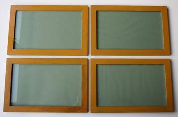 Vier geschilderde houten wissellijsten 29,3 cm. x 44,8 cm. beschikbaar voor biedingen