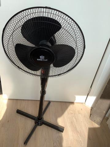 Staande zwarte ventilator king cool beschikbaar voor biedingen