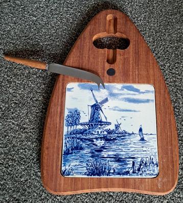 Vintage Delfts blauwe tegel in houten kaasplank + kaasmesje beschikbaar voor biedingen