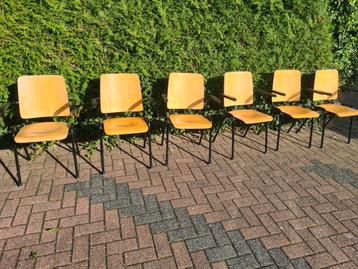 6 vintage schoolstoelen / kantinestoelen hout met armleuning beschikbaar voor biedingen