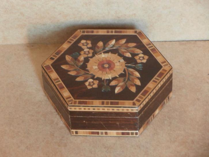 Houten kistje hexagon mozaik ingelegd sieradenkistje zeshoek, Antiek en Kunst, Curiosa en Brocante, Ophalen of Verzenden