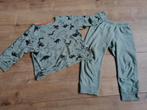 Grijsgroene jongens pyjama met dinos 98-104, Gebruikt, Ophalen of Verzenden, Jongen, Nacht- of Onderkleding