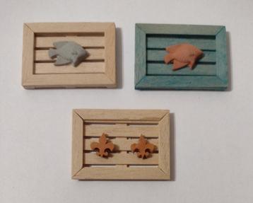 houten schilderij met fleur de lys ornament / Fennicole beschikbaar voor biedingen