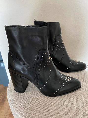 Mooie  nieuwe dames laarsjes met studs van BullBoxer mt 38 beschikbaar voor biedingen