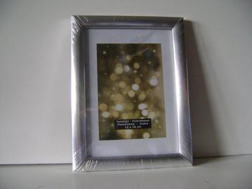 Nieuw fotolijstje met zilverkleurige rand.13x18cm beschikbaar voor biedingen