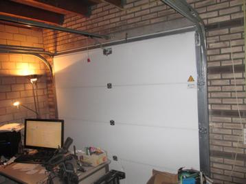 Elektrische vouwgaragedeur ziet er nog als nieuw uit +afst. beschikbaar voor biedingen