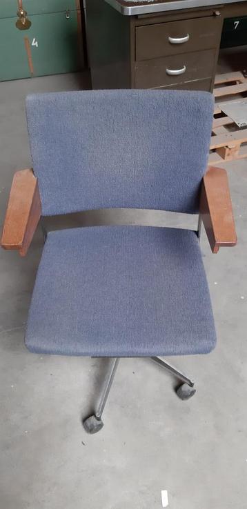 Gispenstoel (blauwgrijze bekleding) beschikbaar voor biedingen